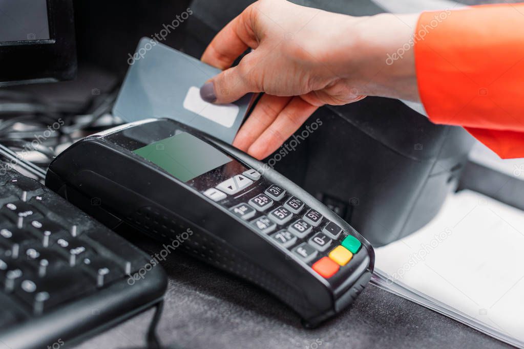 Mostrador de kiosco con caja registradora y productos