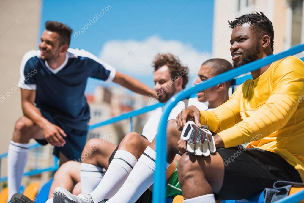 Partido de fútbol amateur en una cancha con tribunas