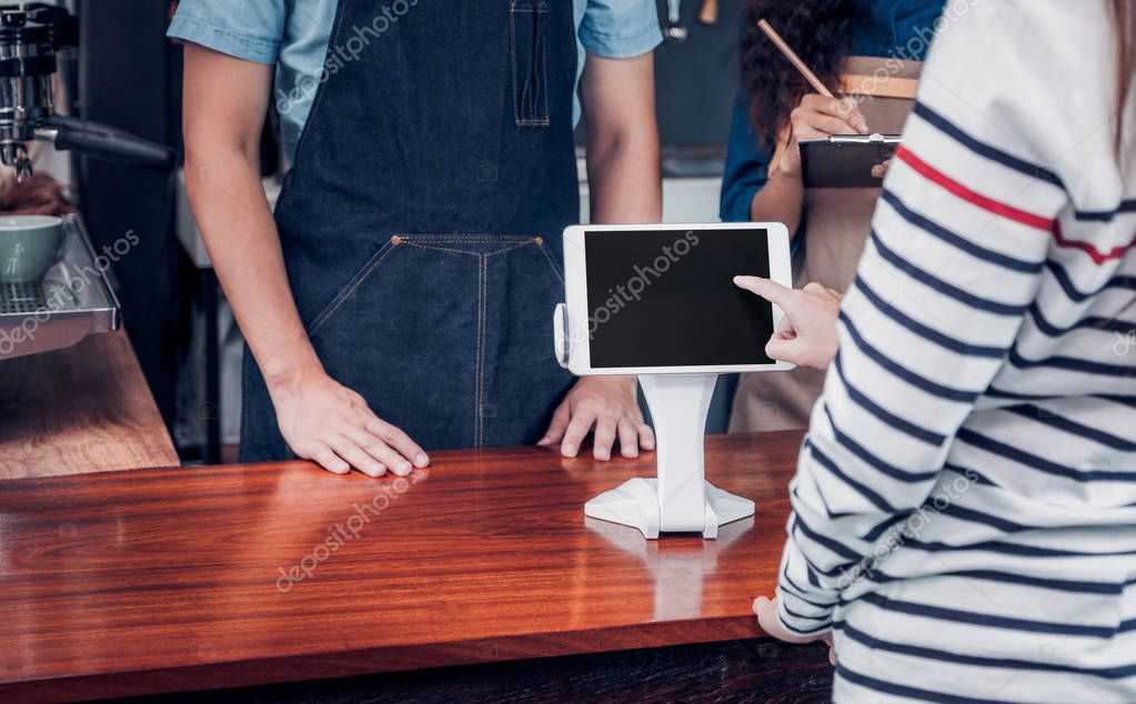 Kiosco atendiendo a un cliente con sistema de gestión