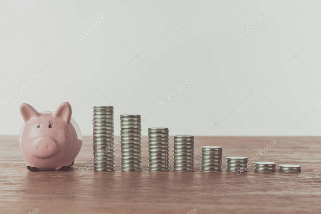 Persona calculando costos y ahorros en un cuaderno