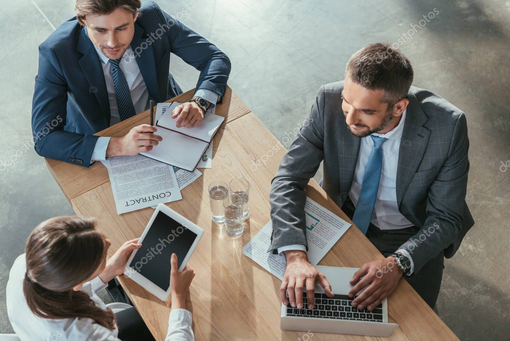Oficina de servicios y estudios usando software de gestión