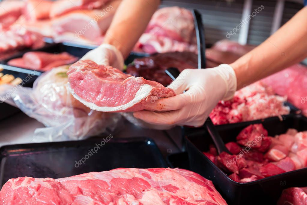 Carnicería con mostrador y cortes de carne exhibidos
