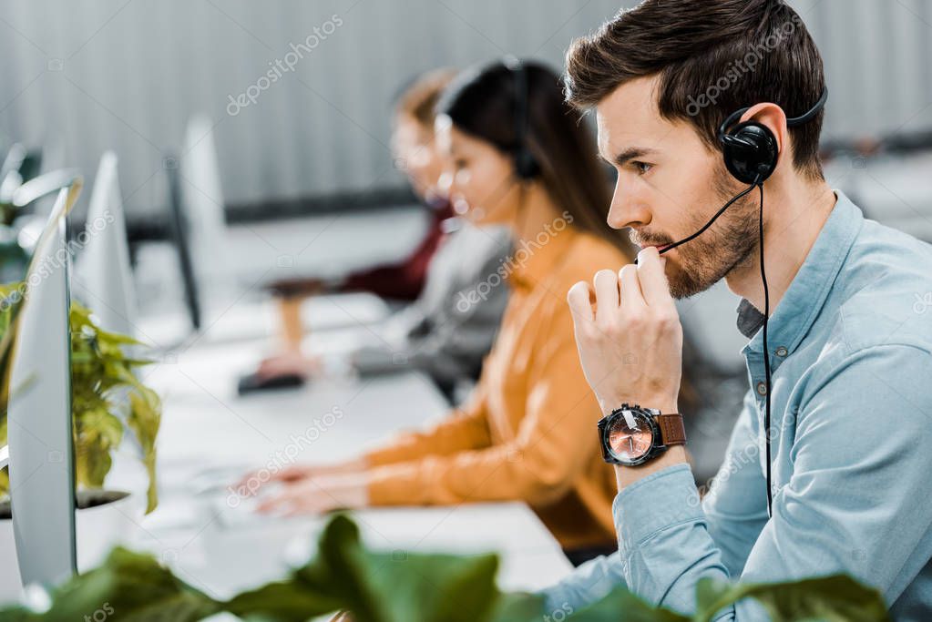 Soporte de software atendiendo a un cliente por computadora