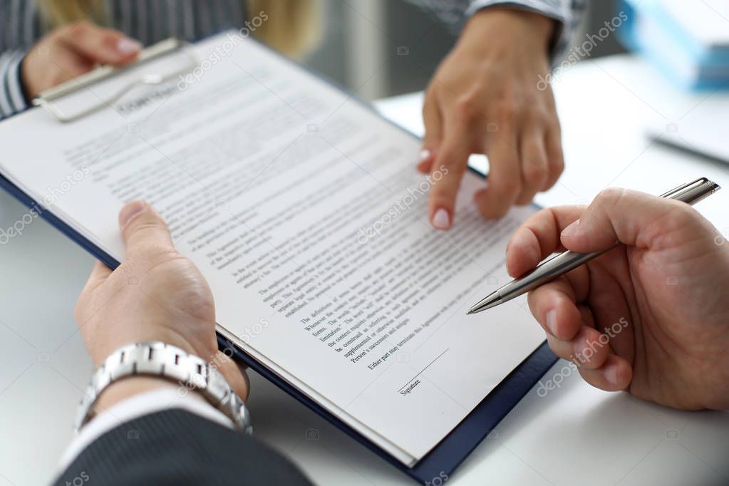 Empresario firmando documentación de un préstamo o servicio