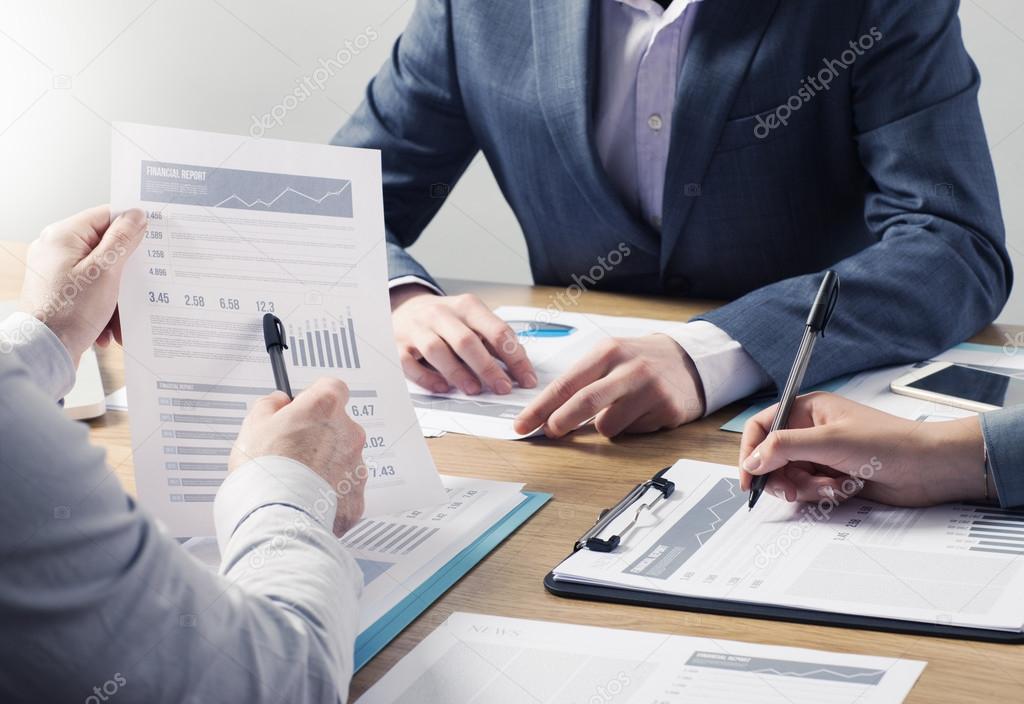Escritorio de estudio contable con computadora y papeles