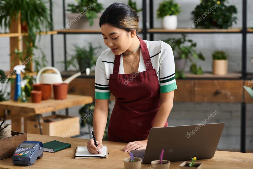Comercio atendiendo clientes con sistema de gestión